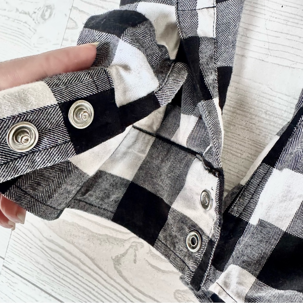 UNTUCKit Women’s Holden B&W Plaid Flannel Pearl Snap Long Sleeve Shirt | Size 6 - Picture 4 of 12